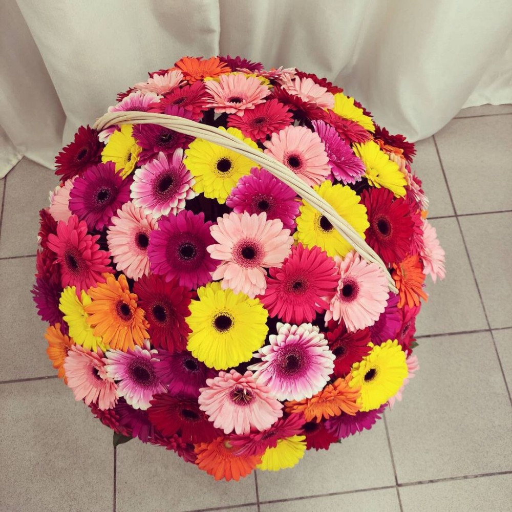 Букет цветов «Композиция из 101 разноцветной герберы в корзине» - фото 2