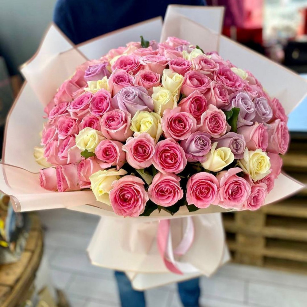 Букет цветов «Букет из 101 белой, розовой и сиреневой роза в пленке»
