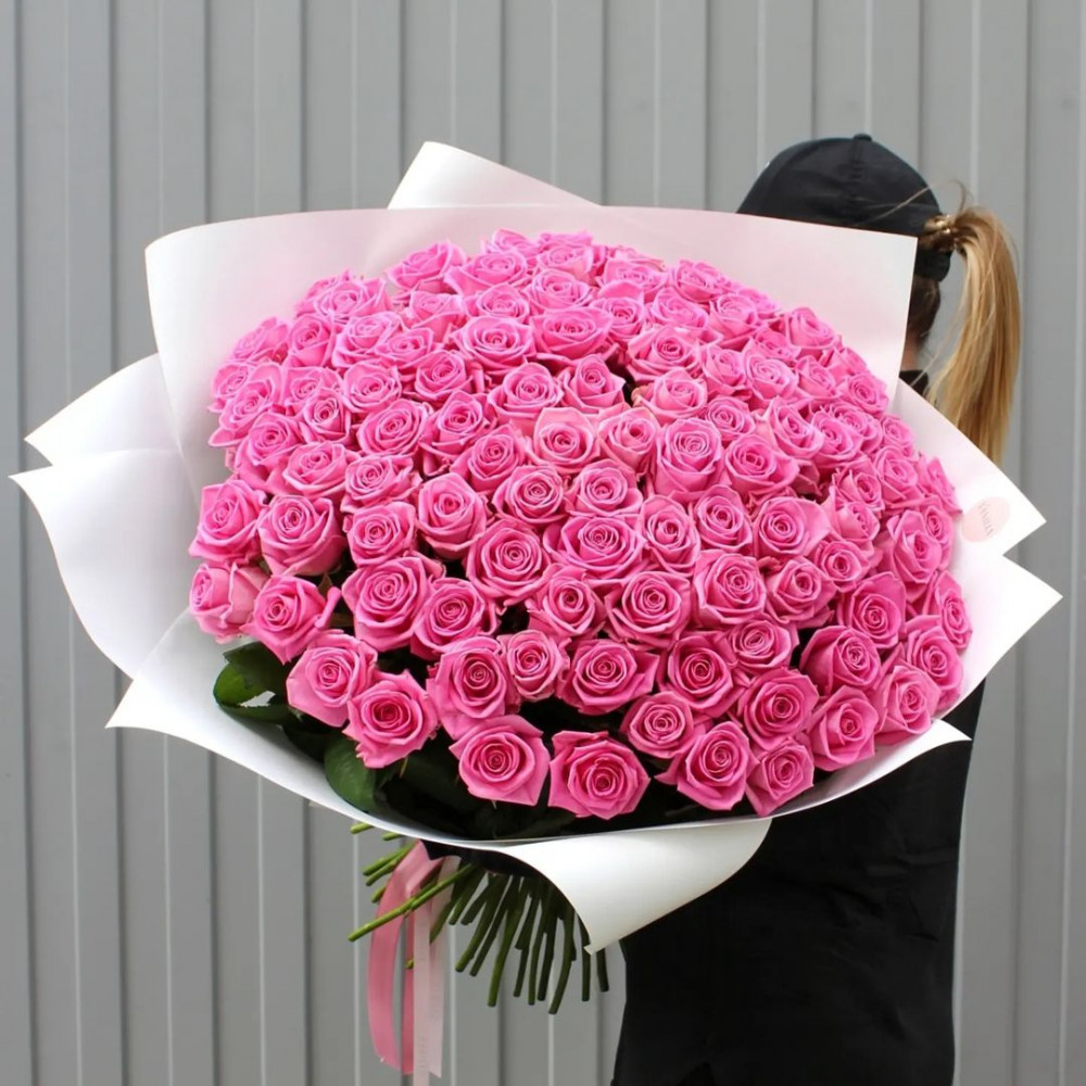 Букет цветов «Букет из 101 ярко-розовой розы в белом упаковке»