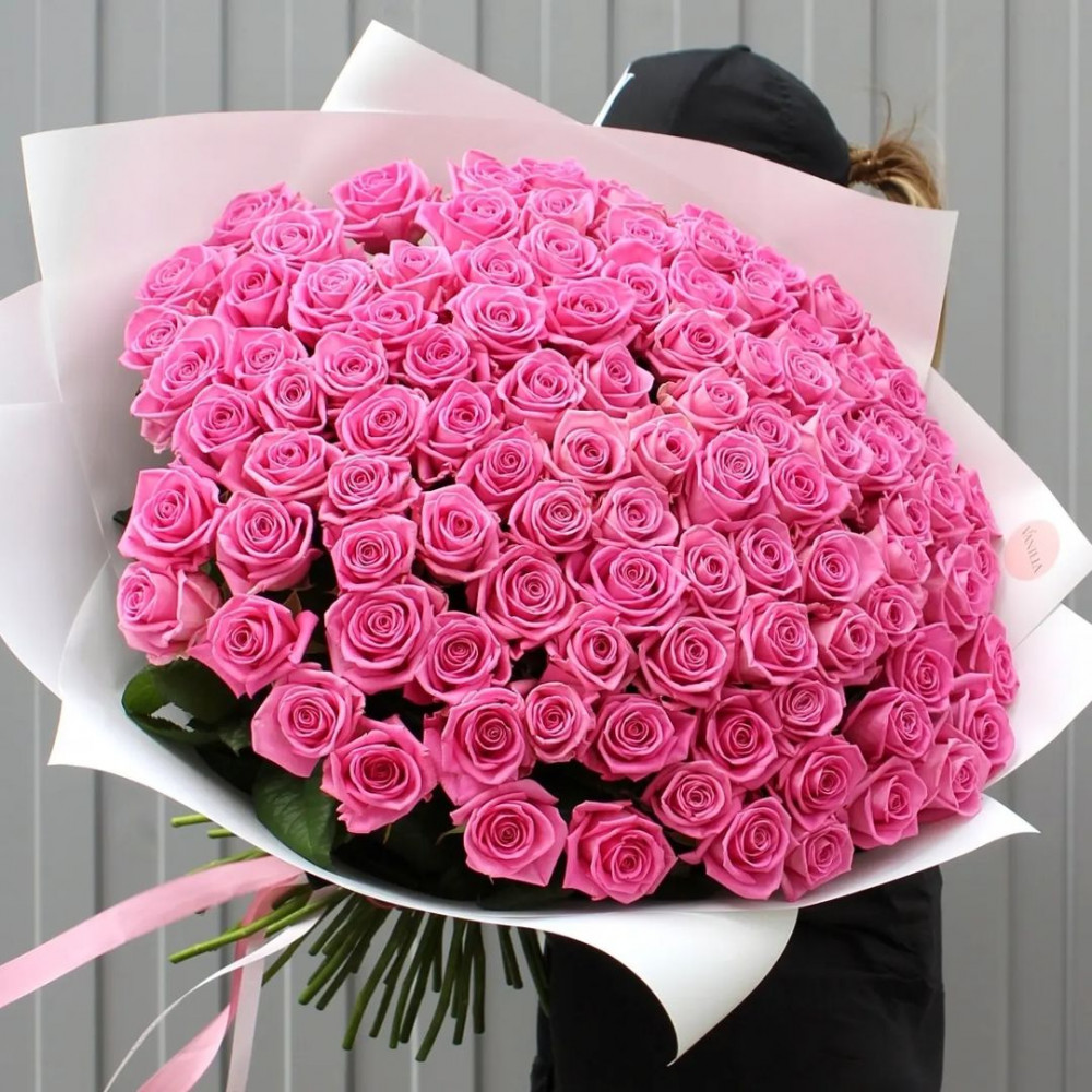 Букет цветов «Букет из 101 ярко-розовой розы в белом упаковке» - фото 2