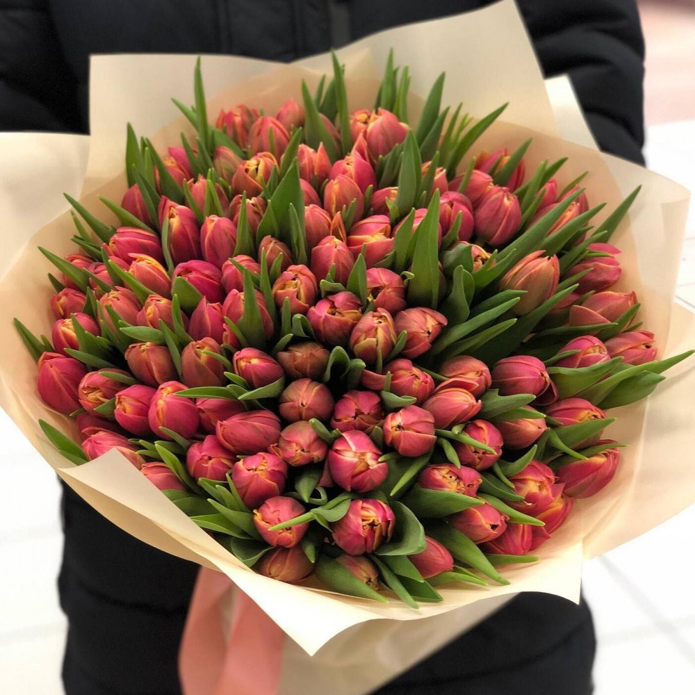 Букет цветов «101 красный тюльпан в крафт-бумаге»