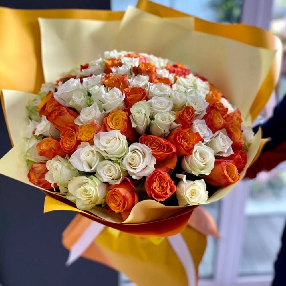 Букет цветов «Букет из 101 оранжевой и розовой розы в золотистой упаковке»