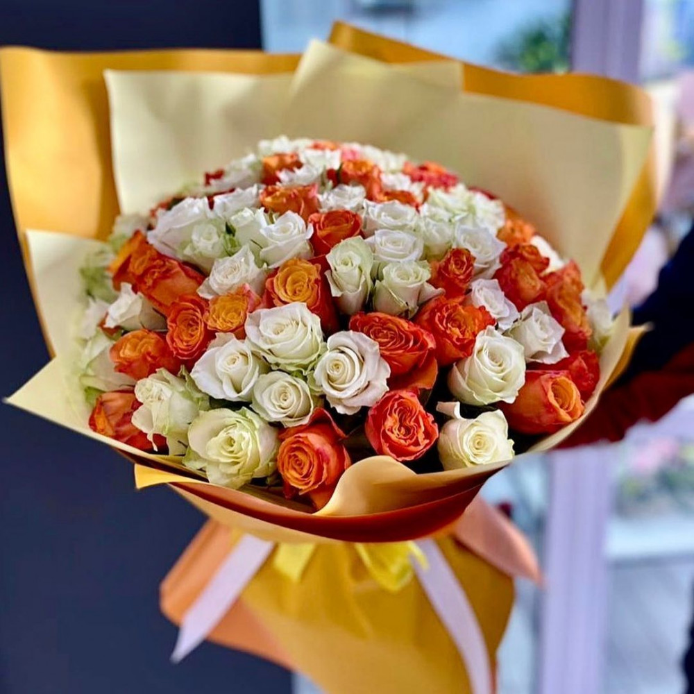 Букет цветов «Букет из 101 оранжевой и розовой розы в золотистой упаковке» - фото 2