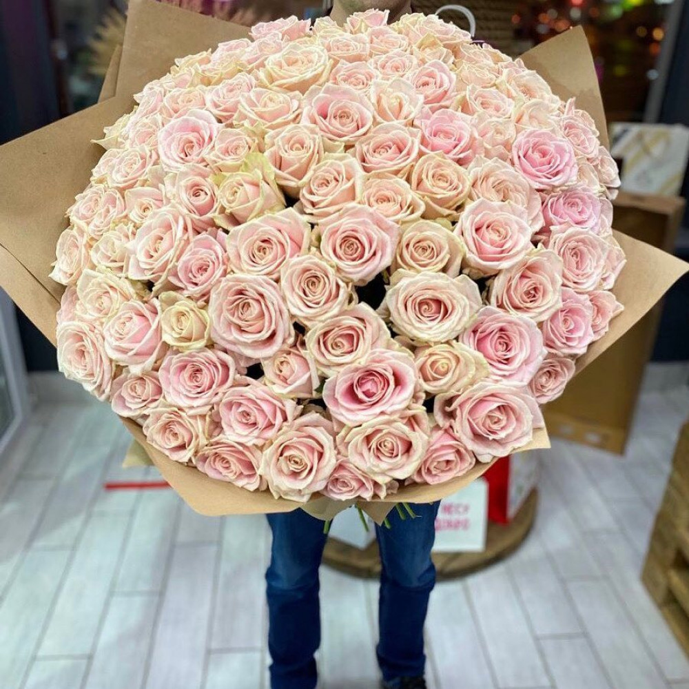 Букет цветов «Букет из 101 бело-розовой роза в крафт-бумаге»