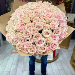 Букет из 101 бело-розовой роза в крафт-бумаге