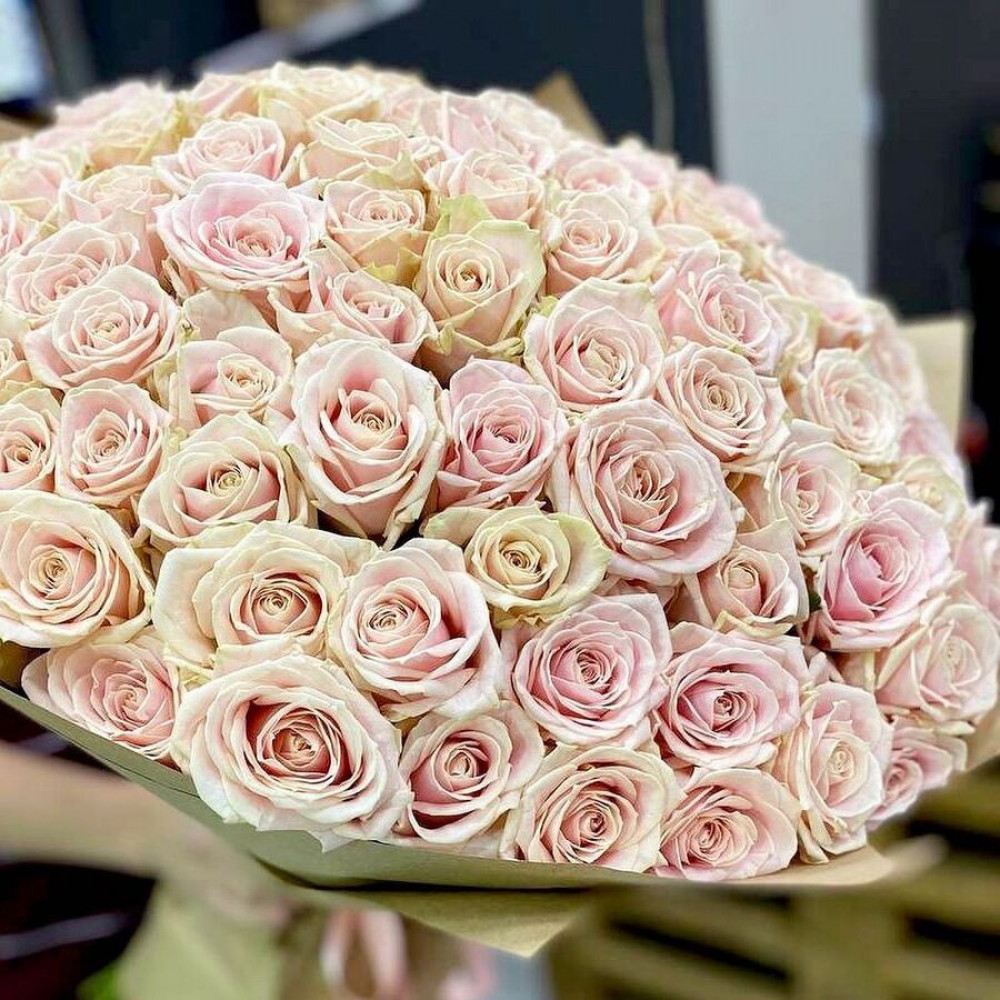 Букет цветов «Букет из 101 бело-розовой роза в крафт-бумаге» - фото 2