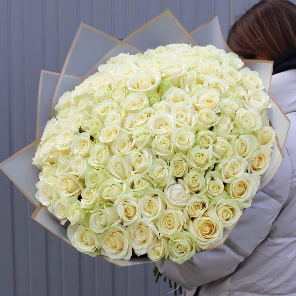 Букет цветов «101 белая роза в золотисто-матовой пленке»