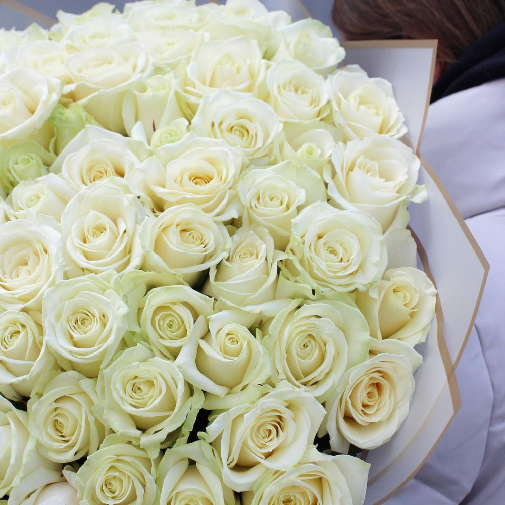 Букет цветов «101 белая роза в золотисто-матовой пленке» - фото 2