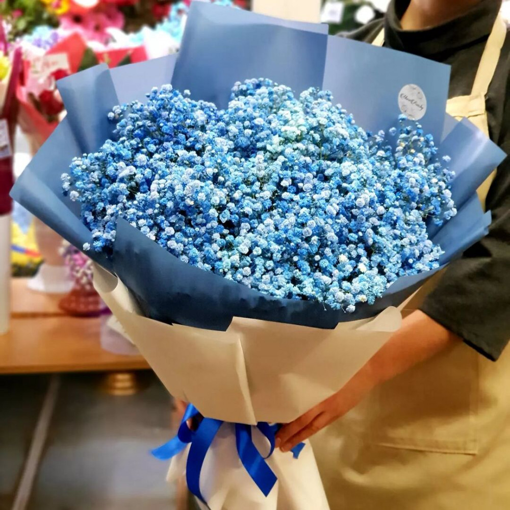 Букет цветов «Букет из 11 голубых гипсофил в синей упаковке»