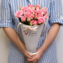 Букет «Букет из 11 розовых кустовых роз в конусе»
