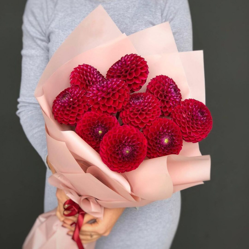 Букет цветов «Букет из 11 ярко-красных георгин»