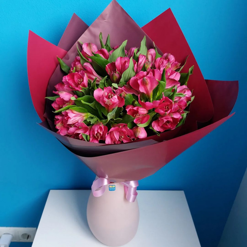 Букет цветов «Букет из 13 розовых альстромерий в красной упаковке»