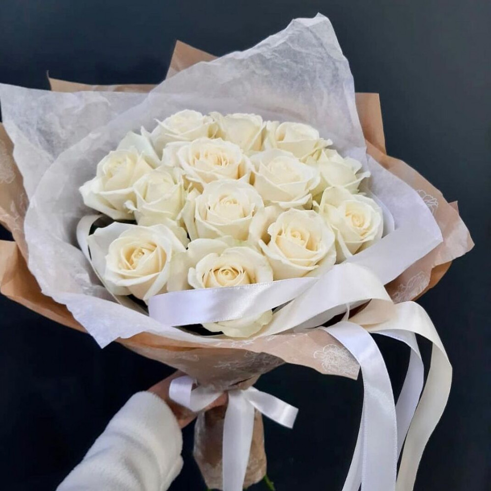 Букет цветов «Букет из 13 белых роз в крафт-бумаге»