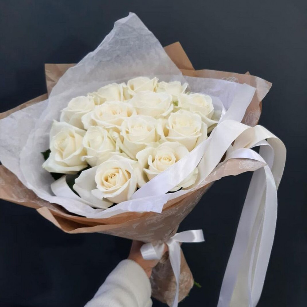 Букет цветов «Букет из 13 белых роз в крафт-бумаге» - фото 2