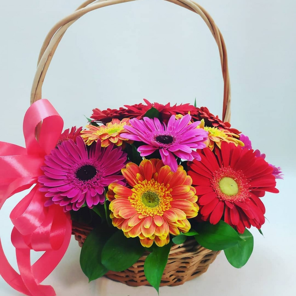Букет цветов «Композиция из 15 разноцветных гербер в корзине»