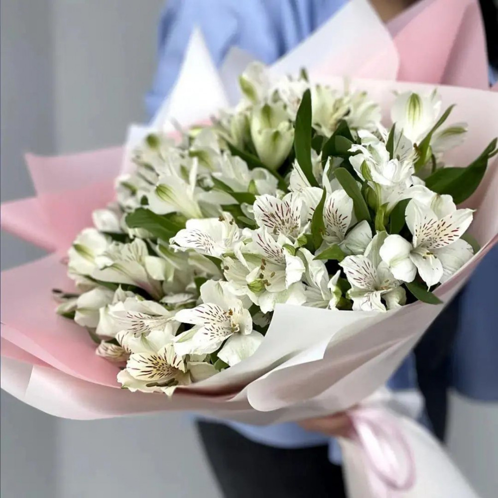 Букет цветов «15 белых альстромерий в белой упаковке»