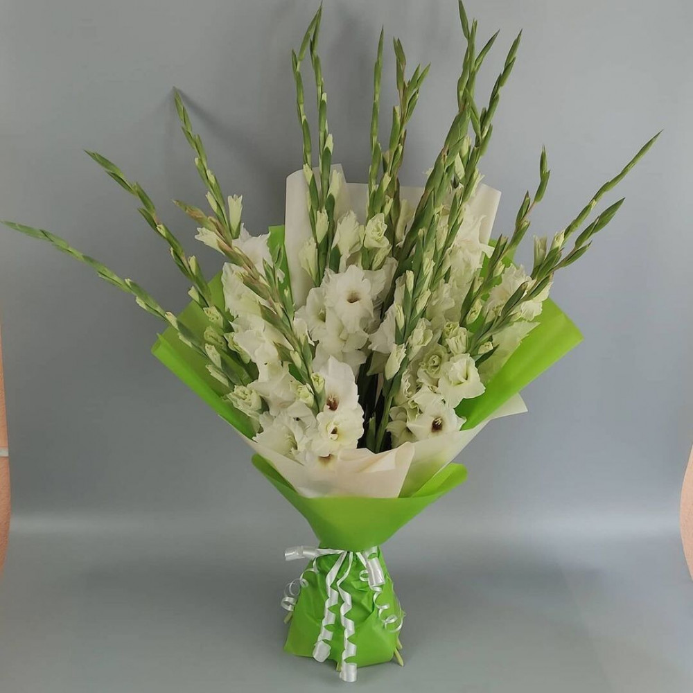 Букет цветов «15 белых гладиолусов в зеленой бумаге»