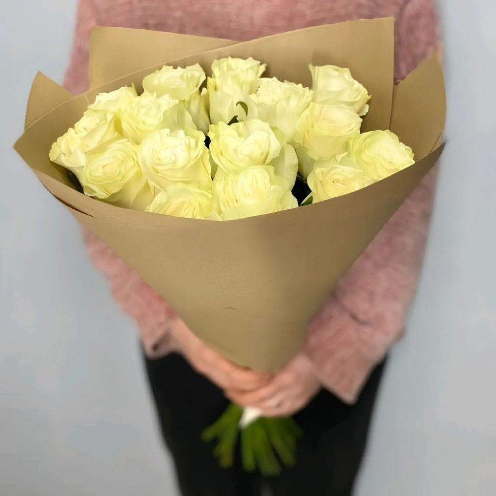 Букет цветов «Букет из 15 крупных белых роз в крафте»
