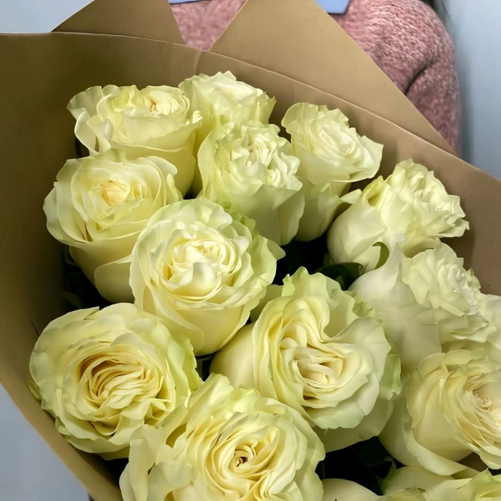 Букет цветов «Букет из 15 крупных белых роз в крафте» - фото 2