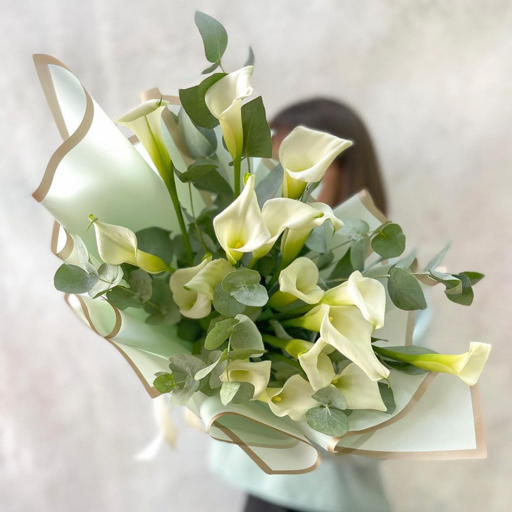 Букет цветов «Букет из 17 белых калл с эвкалиптом» - фото 3