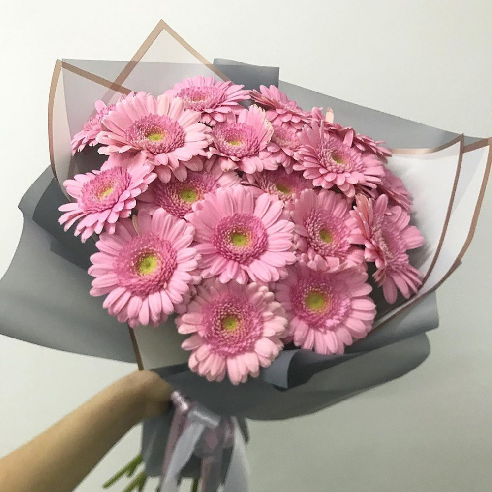Букет цветов «Букет из 19 розовых гербер в дизайнерской упаковке»