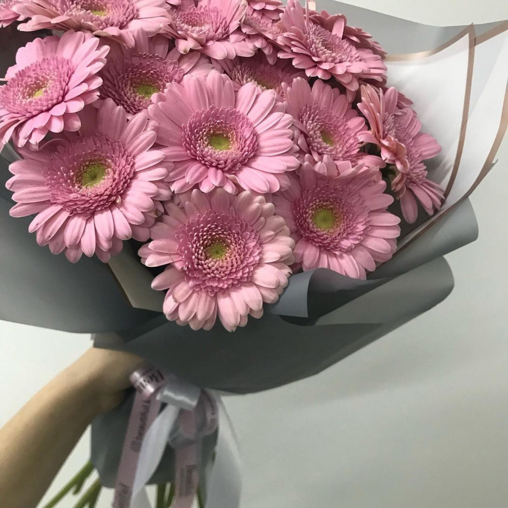 Букет цветов «Букет из 19 розовых гербер в дизайнерской упаковке» - фото 2