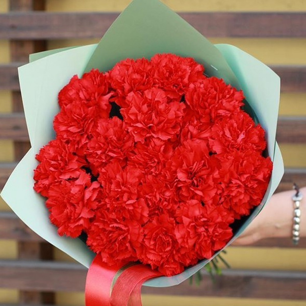 Букет цветов «Букет из 19 красных гвоздик в бирюзовом крафте»