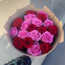19 красных и розовых роз
