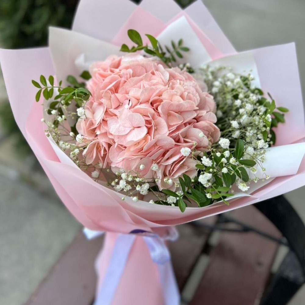 Букет цветов «Букет из 1 розовой гортензии и белой гипсофилы»
