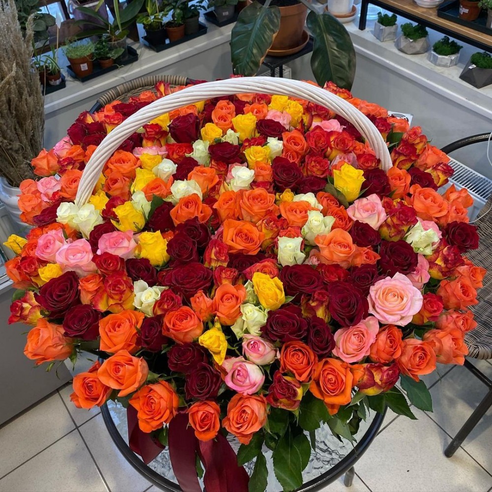 Букет цветов «Композиция из 251 розы в белой корзине» - фото 2