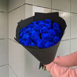 Букет из 25 синих роз в черной упаковке