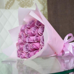 Букет из 25 сиреневых роз в розовой бумаге