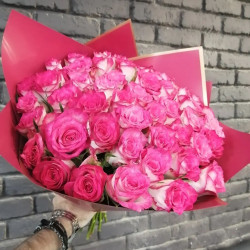 Букет из 51 бледно-розовой розы в упаковке и ленте