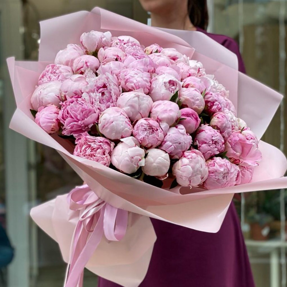 Букет цветов «Букет из 51 пиона в розовой упаковке»
