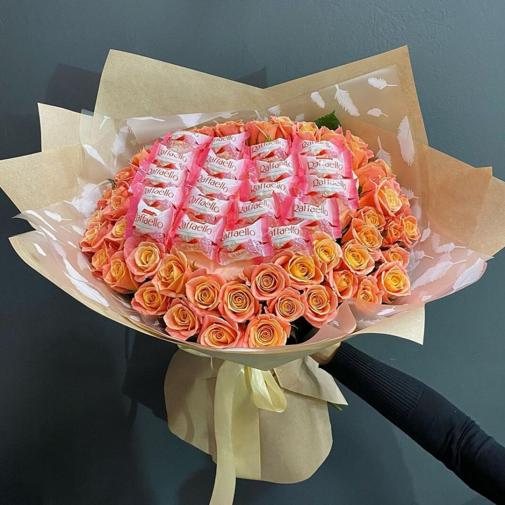 Букет цветов «51 роза с конфетами»