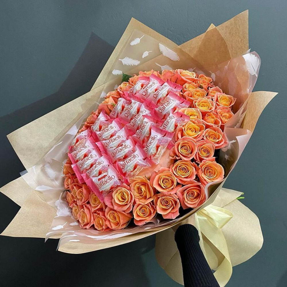 Букет цветов «51 роза с конфетами» - фото 2
