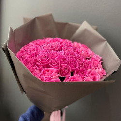 Букет из 51 розовой кенийской розы в крафте