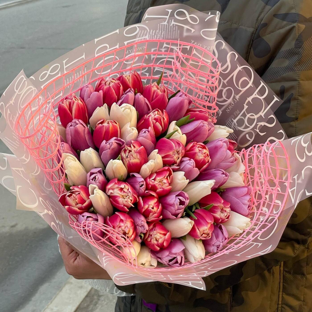 Букет цветов «Букет из 51 нежного тюльпана в упаковке »