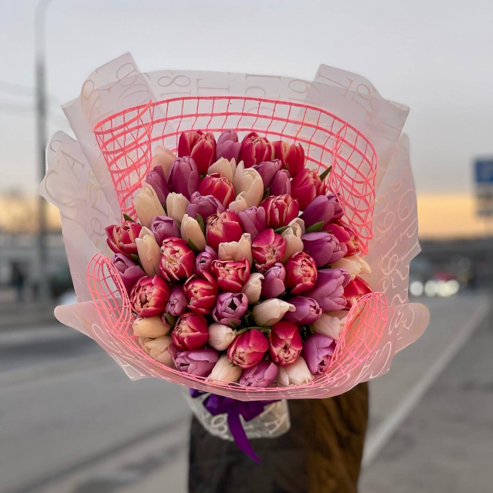 Букет цветов «Букет из 51 нежного тюльпана в упаковке » - фото 2