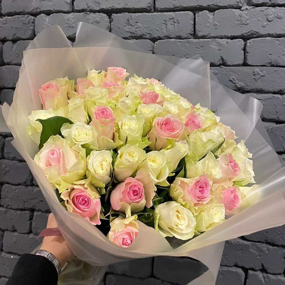 Букет цветов «Букет из 51 бело-розовая кенийская роза в пленке»