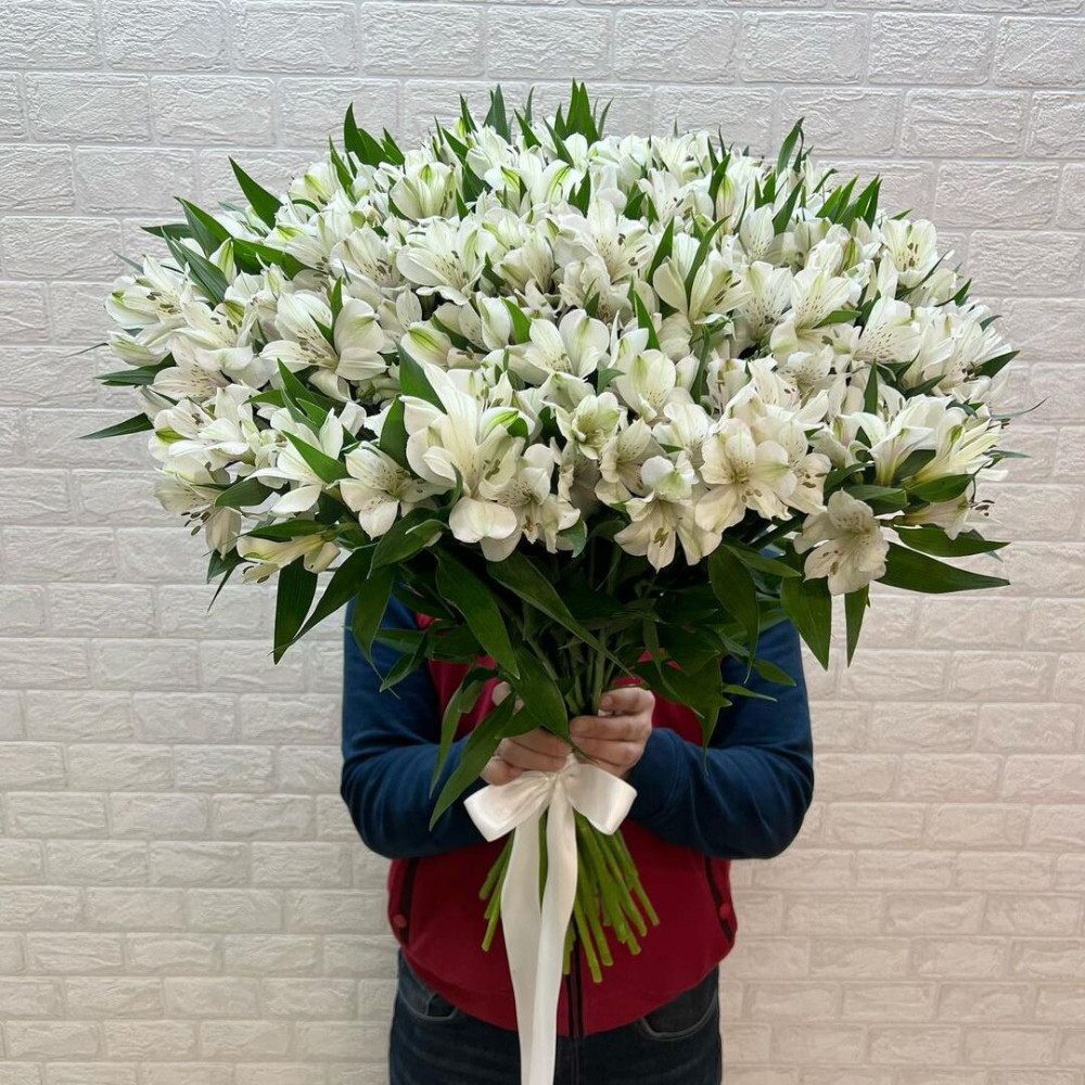 Букет цветов «55 белых альстромерий в ленте»