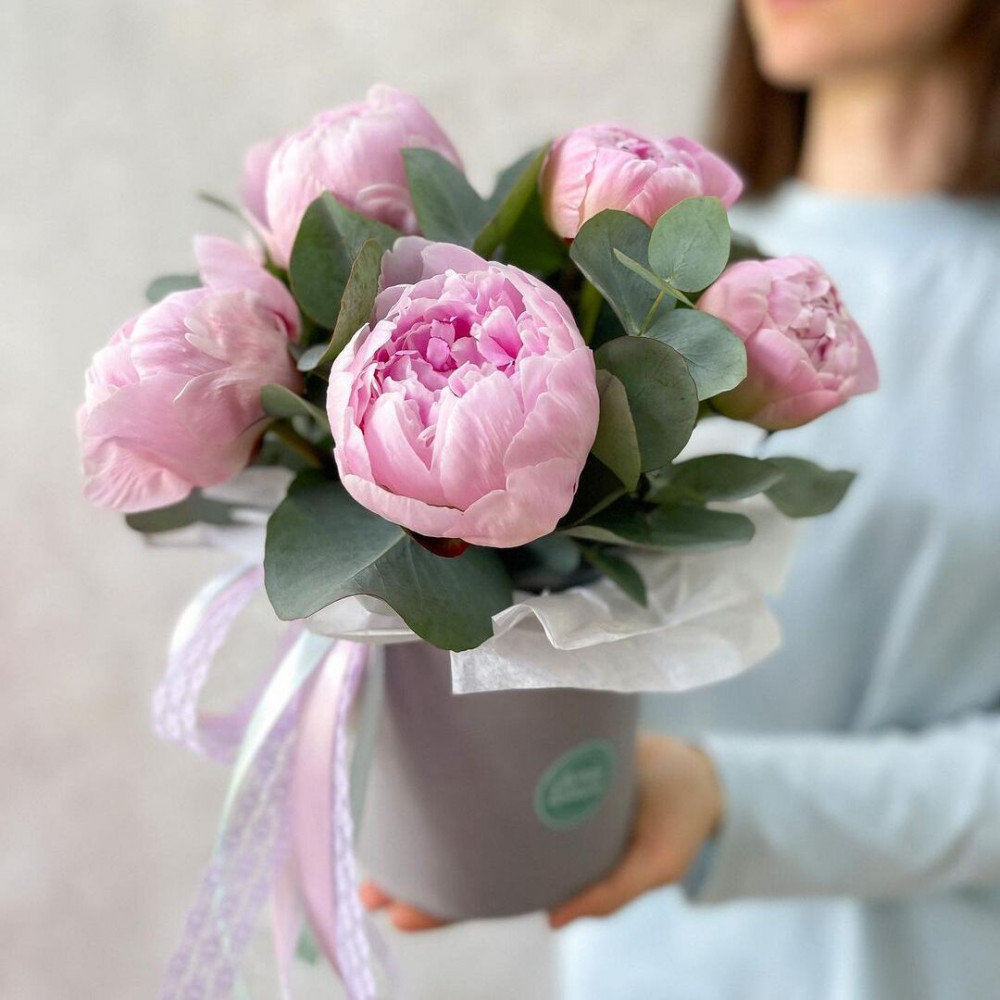 Букет цветов «5 розовых пионов c эвкалиптом в коробке»
