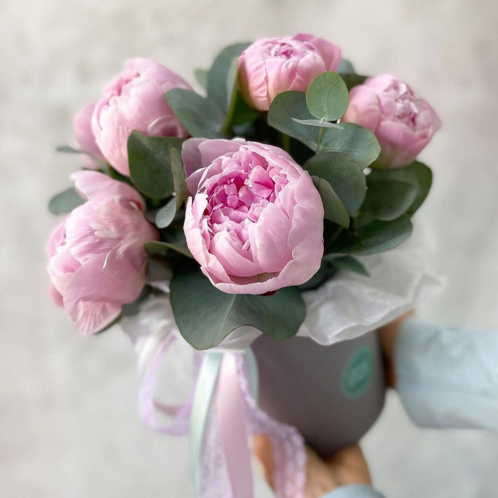Букет цветов «5 розовых пионов c эвкалиптом в коробке» - фото 2