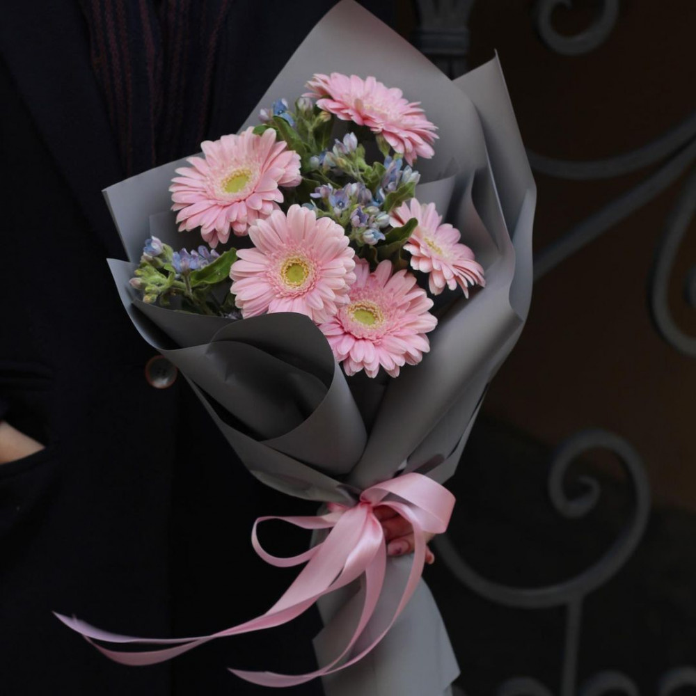 Букет цветов «Букет из 5 розовых гербер в черной упаковке»