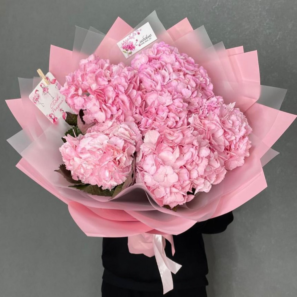 Букет цветов «Букет из 7 розовых гортензий в розовой упаковке»