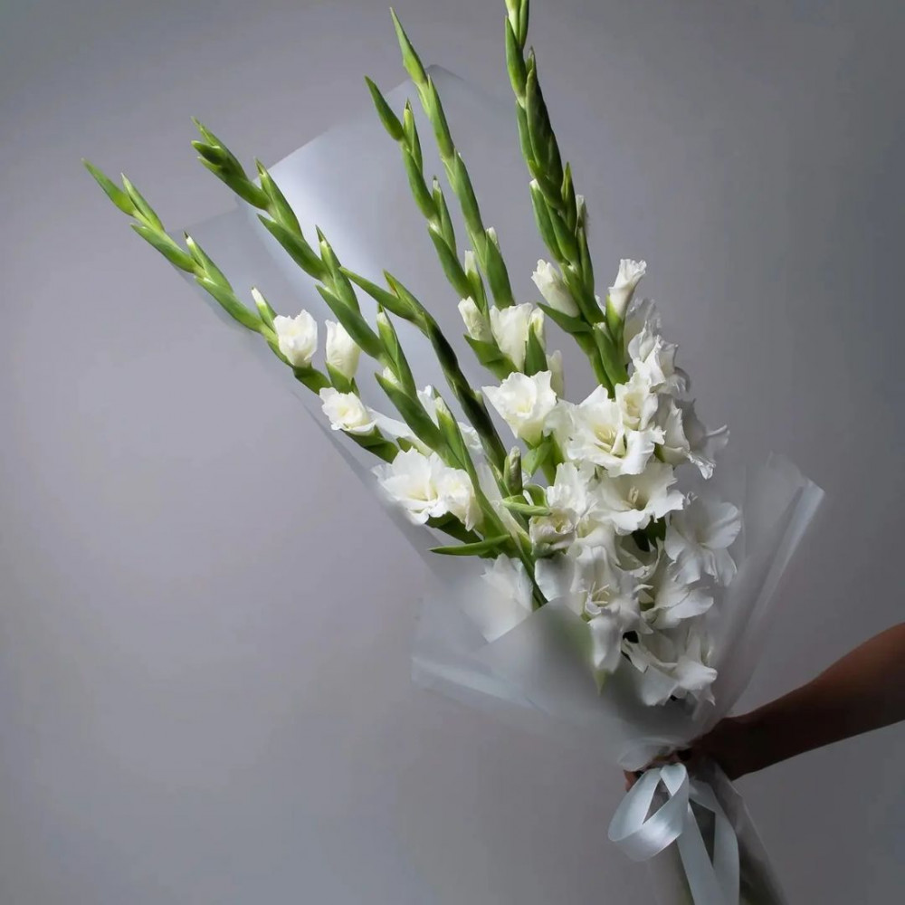 Букет цветов «7 белых гладиолусов»