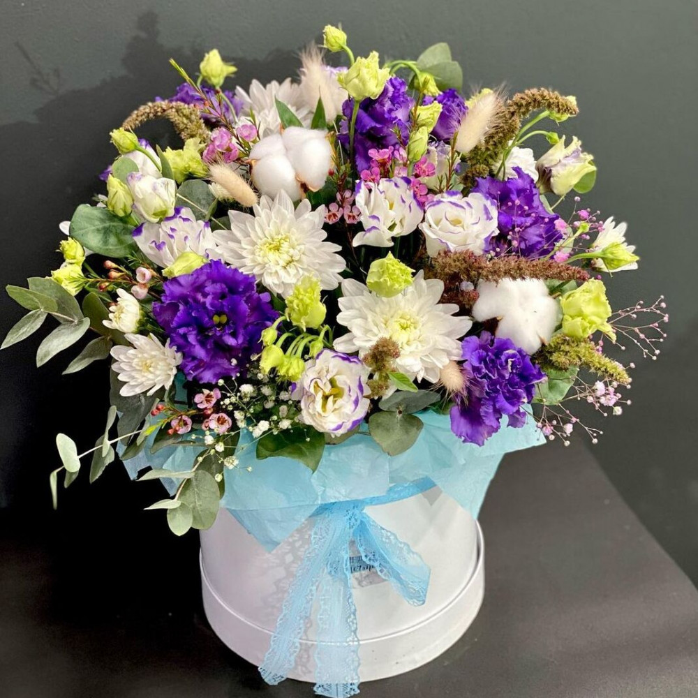 Букет цветов «Авторская шляпная коробка с цветами»