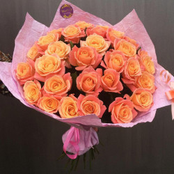 Букет из 31 персиковой роза в розовой упаковке