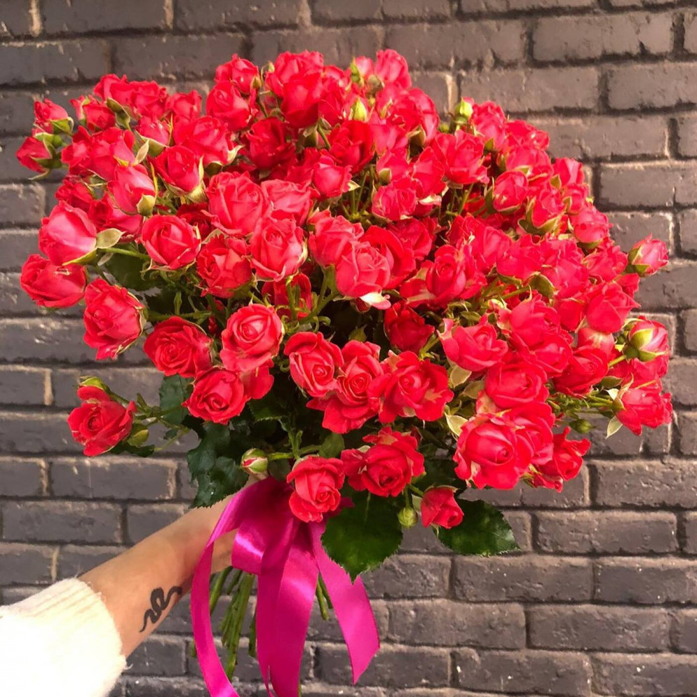 Букет цветов «Букет из 11 красных кустовых роз в ленте»