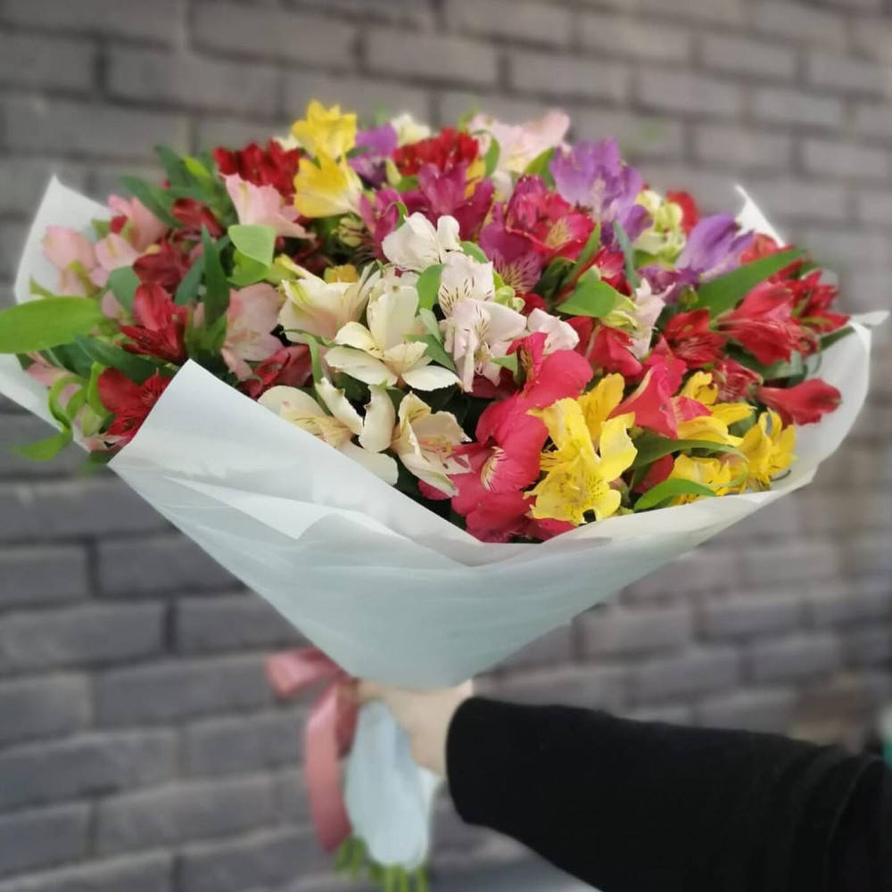 Букет цветов «Букет из 15 разноцветных альстромерий в упаковке» - фото 3